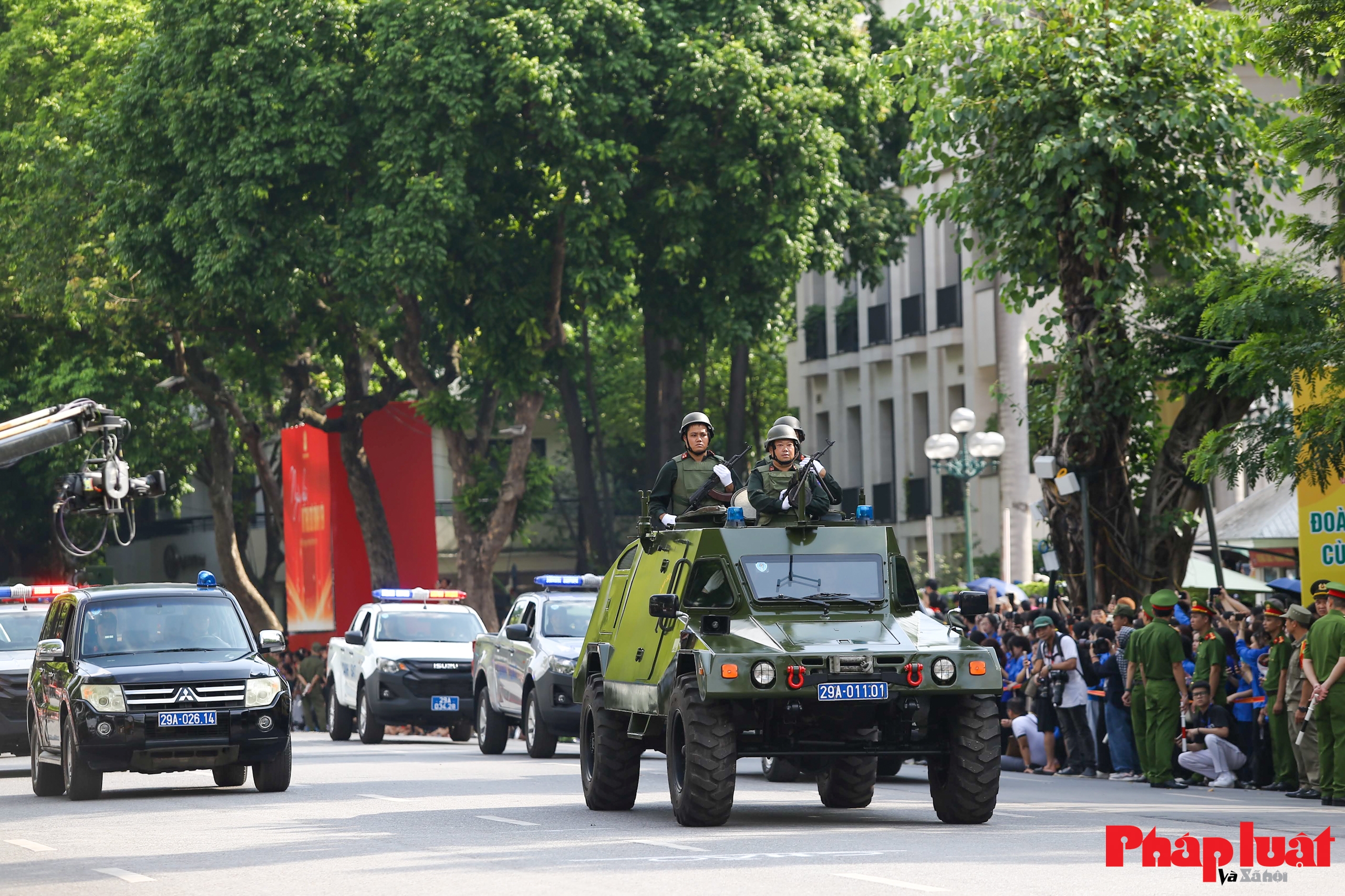 Hơn 3.000 cán bộ, chiến sĩ Công an Hà Nội diễu binh, biểu diễn võ thuật trên phố đi bộ