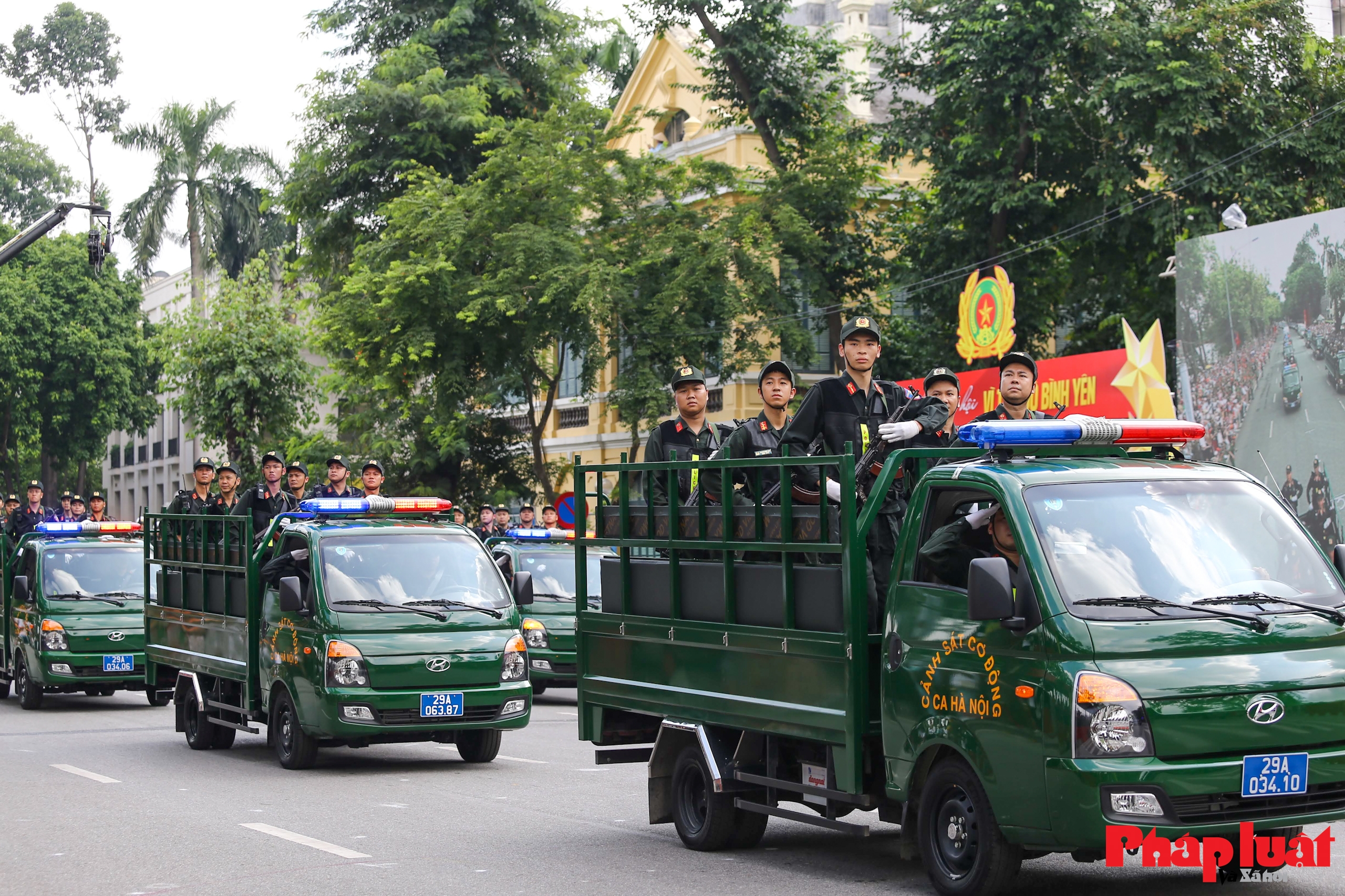 Hơn 3.000 cán bộ, chiến sĩ Công an Hà Nội diễu binh, biểu diễn võ thuật trên phố đi bộ