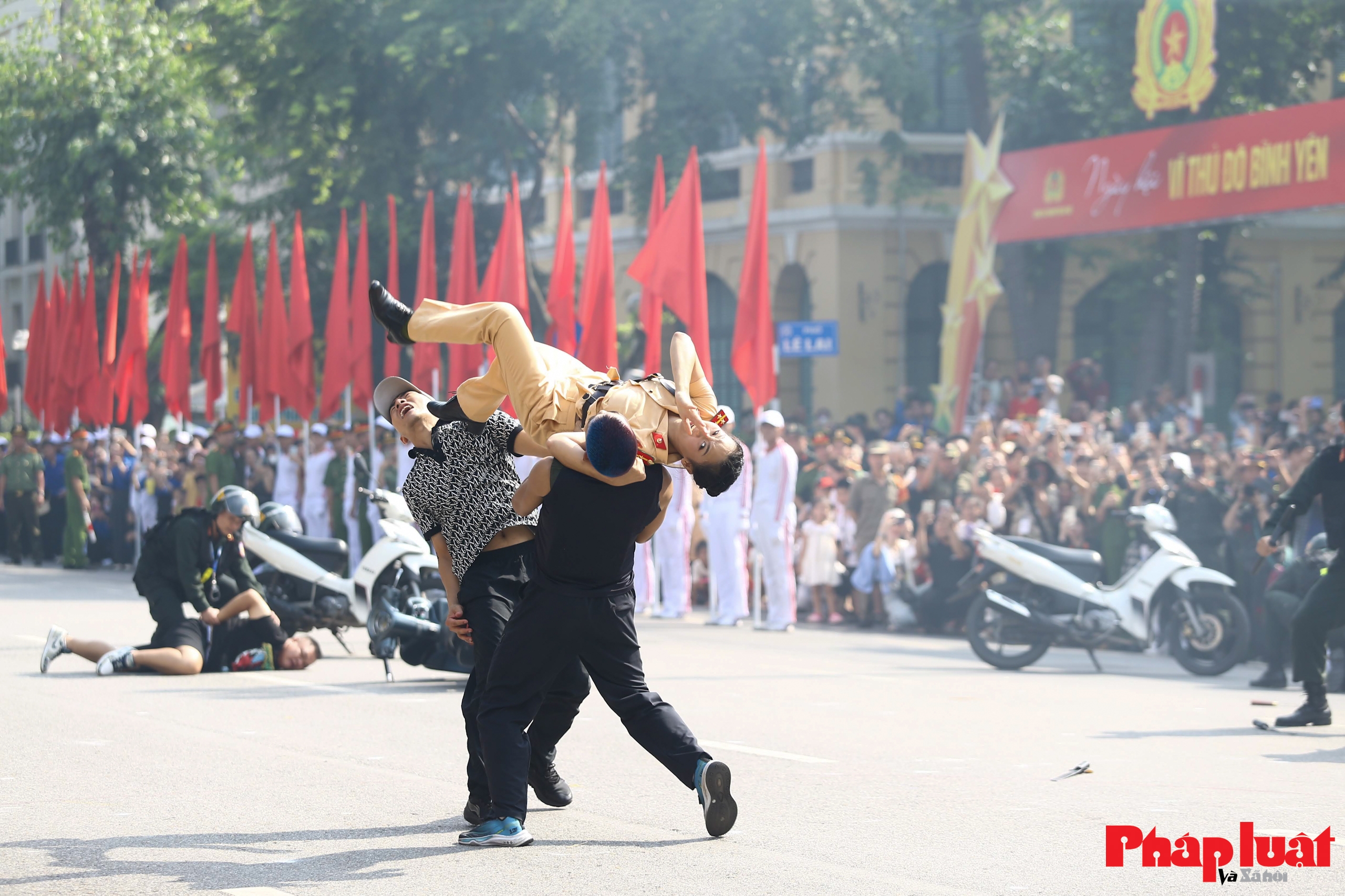 Hơn 3.000 cán bộ, chiến sĩ Công an Hà Nội diễu binh, biểu diễn võ thuật trên phố đi bộ