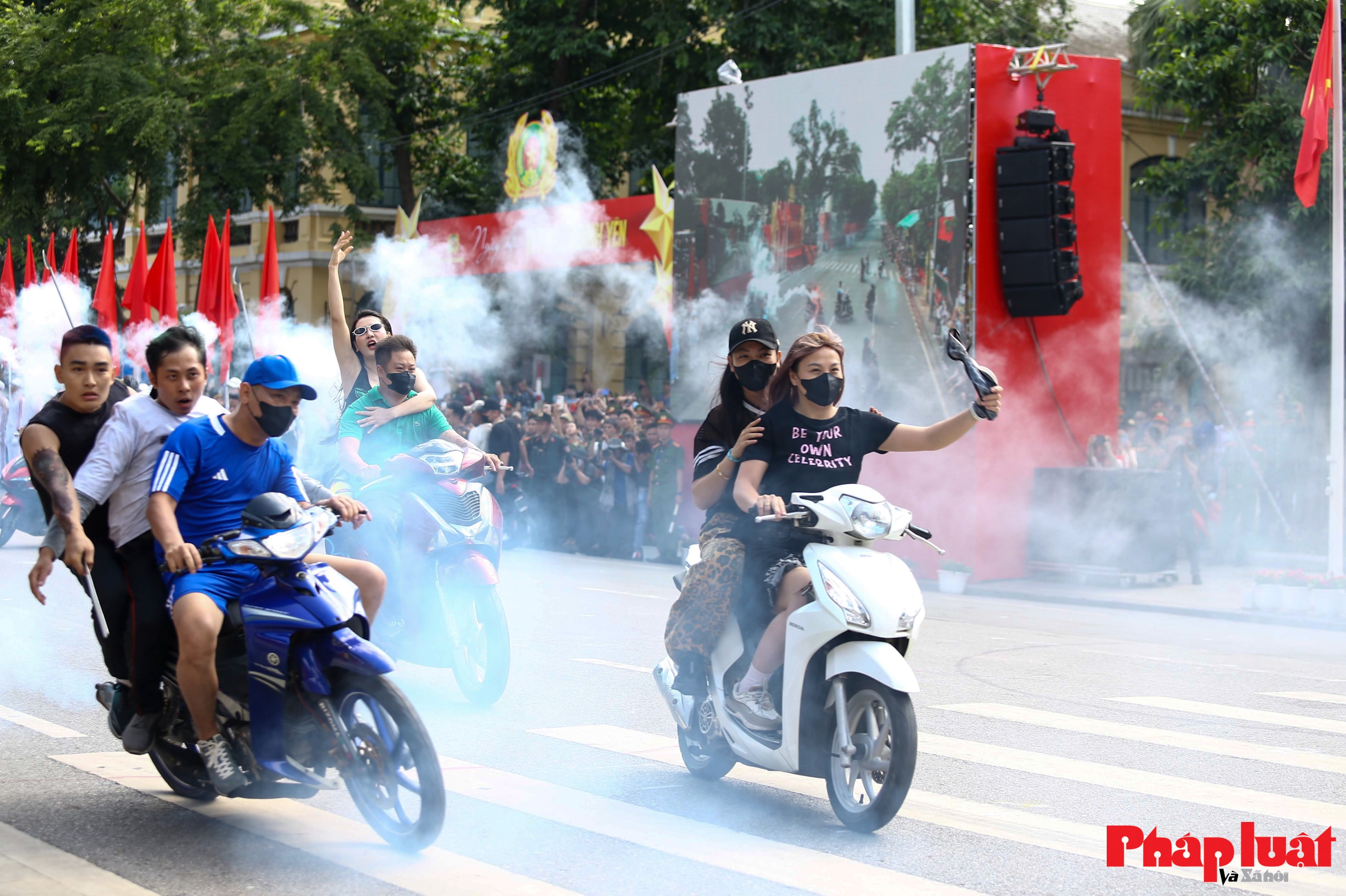 Hơn 3.000 cán bộ, chiến sĩ Công an Hà Nội diễu binh, biểu diễn võ thuật trên phố đi bộ