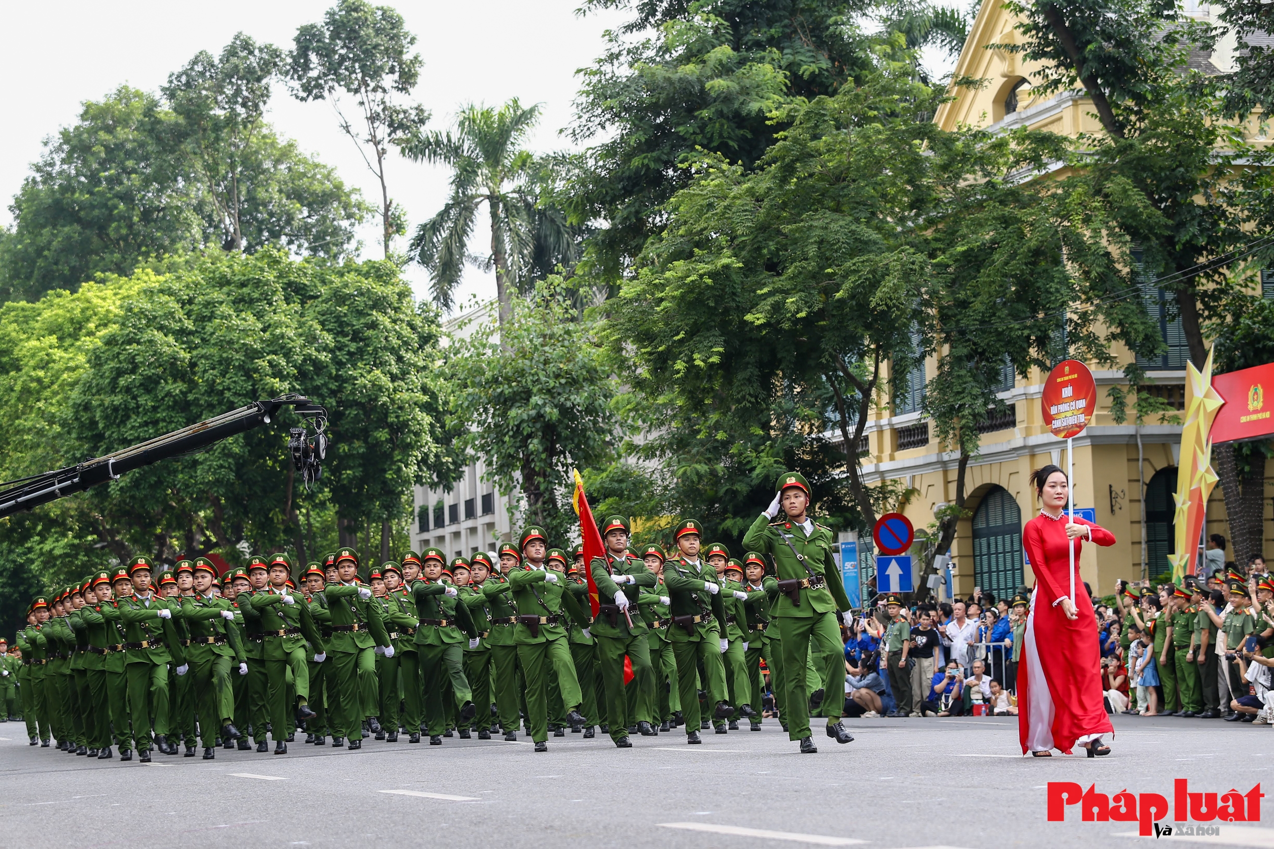 Hơn 3.000 cán bộ, chiến sĩ Công an Hà Nội diễu binh, biểu diễn võ thuật trên phố đi bộ