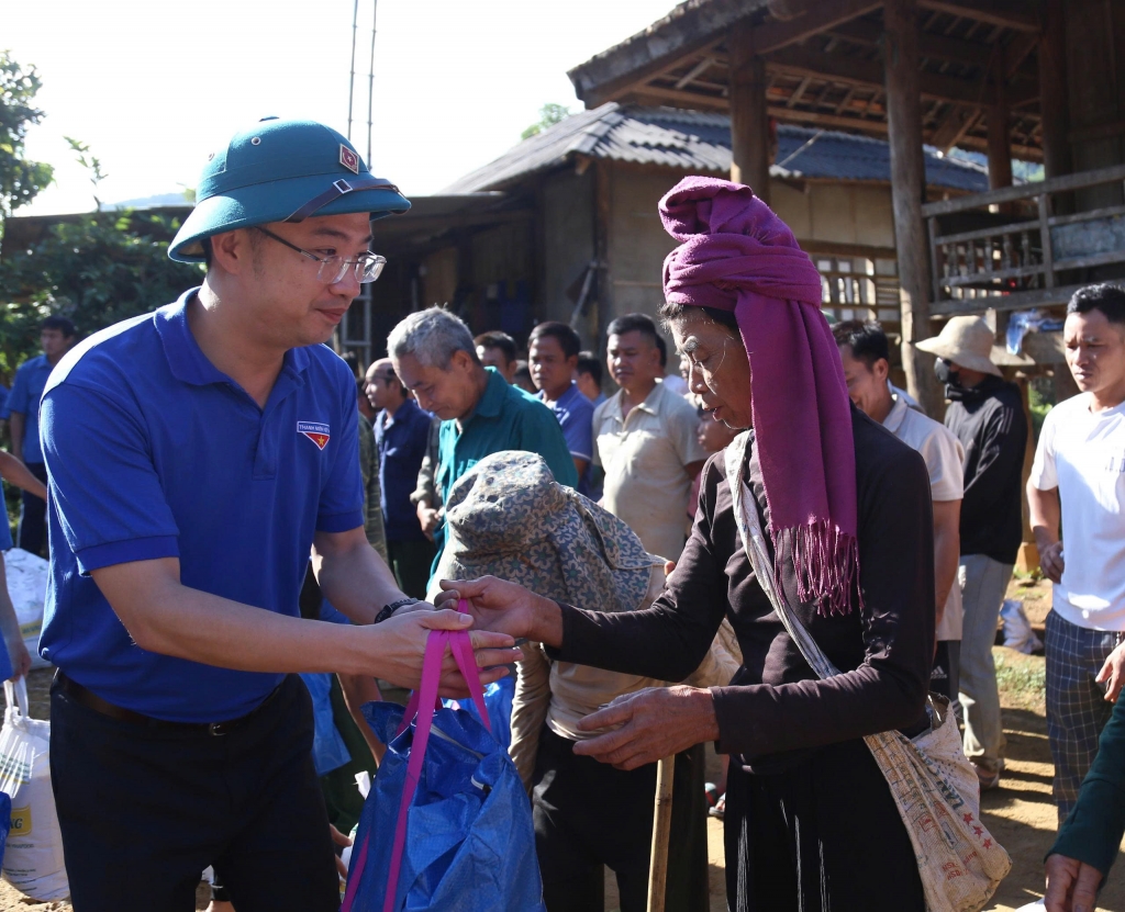 Trung ương Đoàn thăm và tặng quà người dân Sơn La bị thiệt hại do bão lũ