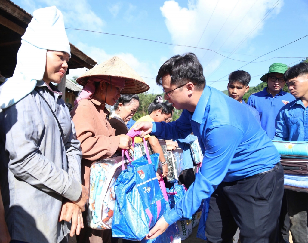 Trung ương Đoàn thăm và tặng quà người dân Sơn La bị thiệt hại do bão lũ