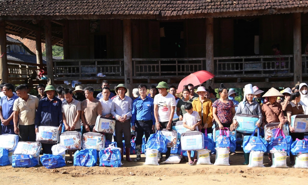 Trung ương Đoàn thăm và tặng quà người dân Sơn La bị thiệt hại do bão lũ