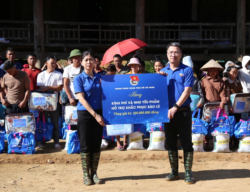 Trung ương Đoàn thăm và tặng quà người dân Sơn La bị thiệt hại do bão lũ