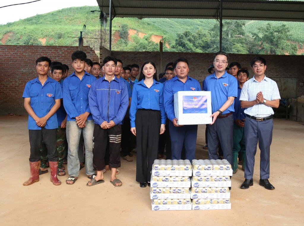 Trung ương Đoàn thăm và tặng quà người dân Sơn La bị thiệt hại do bão lũ