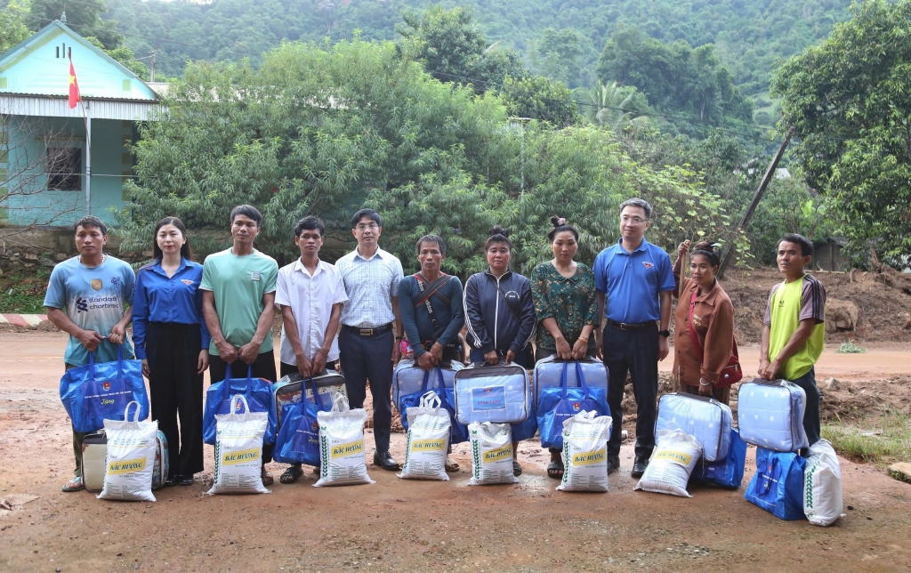 Trung ương Đoàn thăm và tặng quà người dân Sơn La bị thiệt hại do bão lũ
