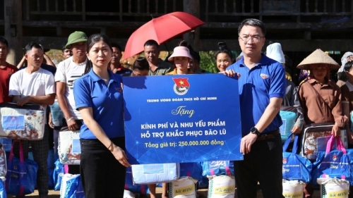 Trung ương Đoàn thăm và tặng quà người dân Sơn La bị thiệt hại do bão lũ