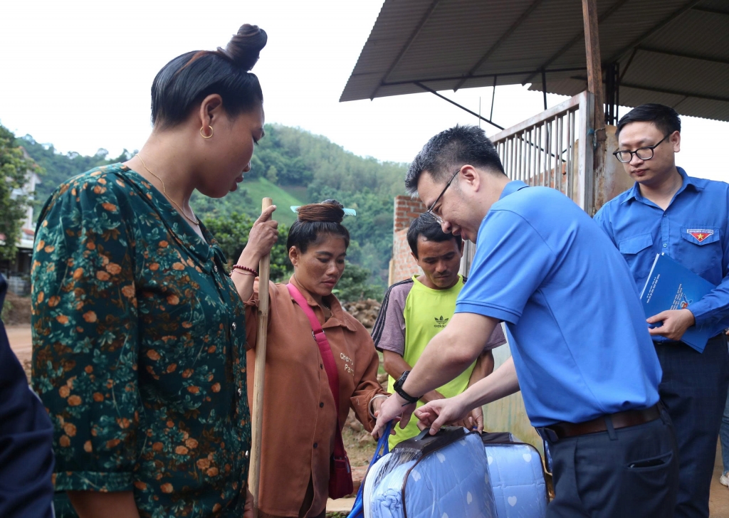 Trung ương Đoàn thăm và tặng quà người dân Sơn La bị thiệt hại do bão lũ