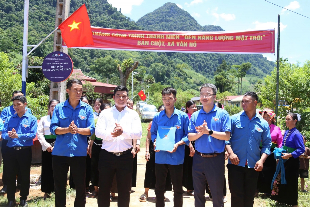 Trung ương Đoàn thăm và tặng quà người dân Sơn La bị thiệt hại do bão lũ