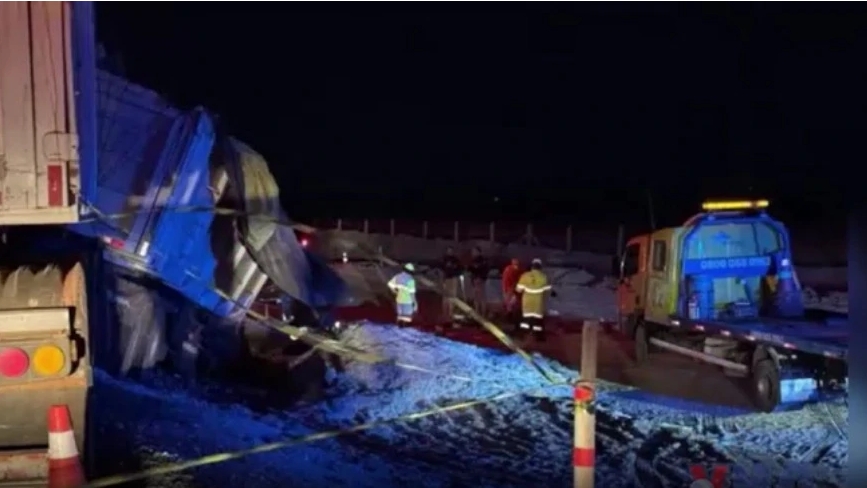 Xe tải va chạm xe buýt trong đêm khiến 11 người tử vong