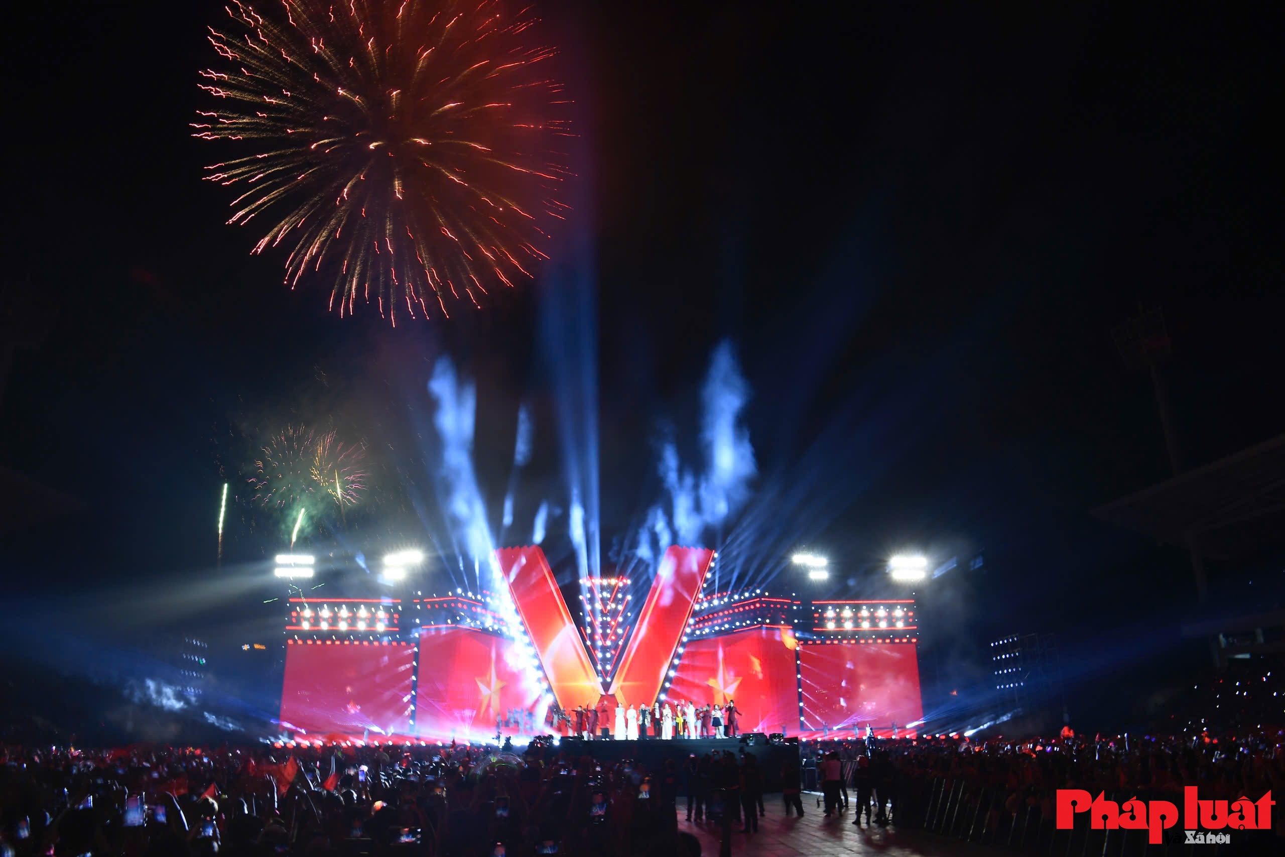 Hà Nội rực rỡ đêm pháo hoa tại chương trình “Tổ quốc trong tim”