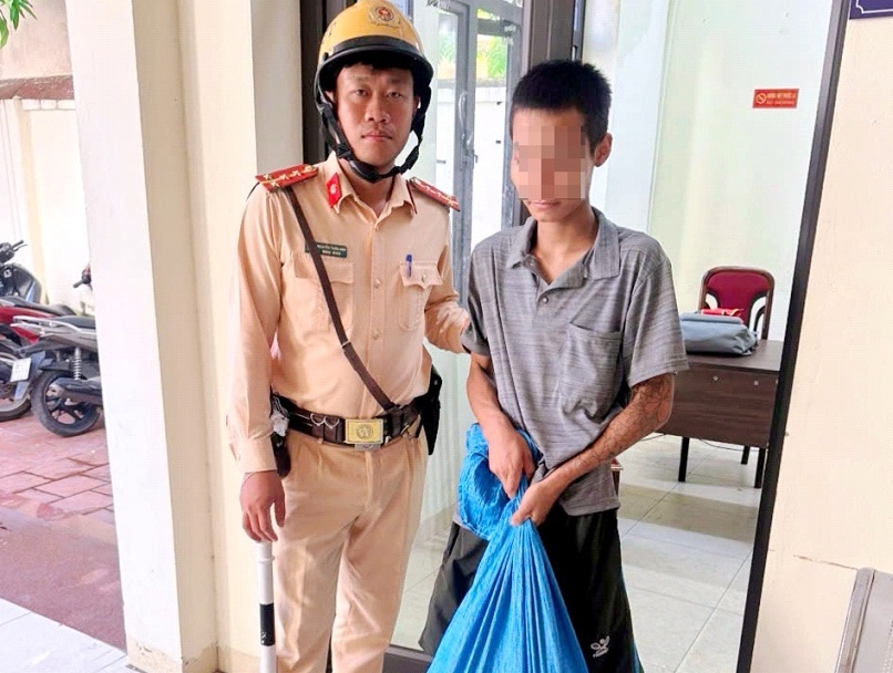 CSGT bàn giao đối tượng và tang vật cho Công an phường sở tại xử lý.