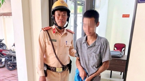 Từ nghi vấn nam thanh niên đi bộ trên vỉa hè, vác theo một bao tải