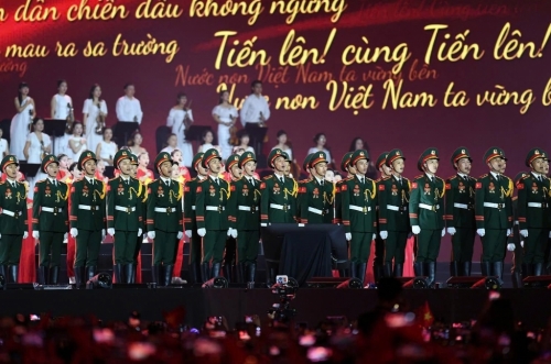 Xúc động khoảnh khắc 50.000 người cùng hát Quốc ca trong concert “Tổ quốc trong tim”