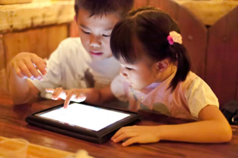 Bộ Y tế yêu cầu tăng cường bảo vệ trẻ em trên môi trường mạng. Ảnh minh họa