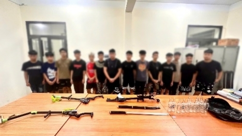 Hà Nội: bắt nhóm thanh niên mang vũ khí đánh nhau lúc nửa đêm