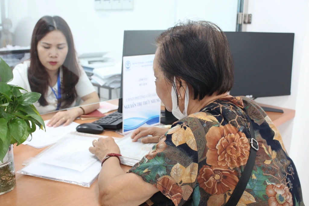 Người dân đến làm thủ tục hành chính tại Điểm phục vụ hành chính công phường Cầu Giấy. Ảnh: Mộc Miên