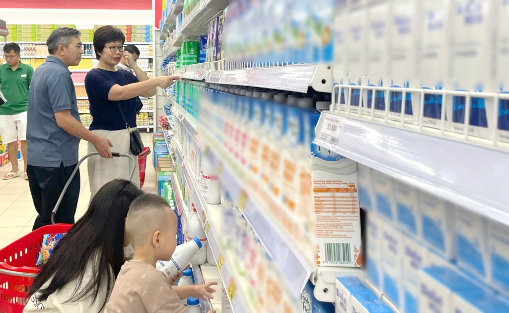 Khách hàng đang mua sắm tại siêu thị GO! Thăng Long