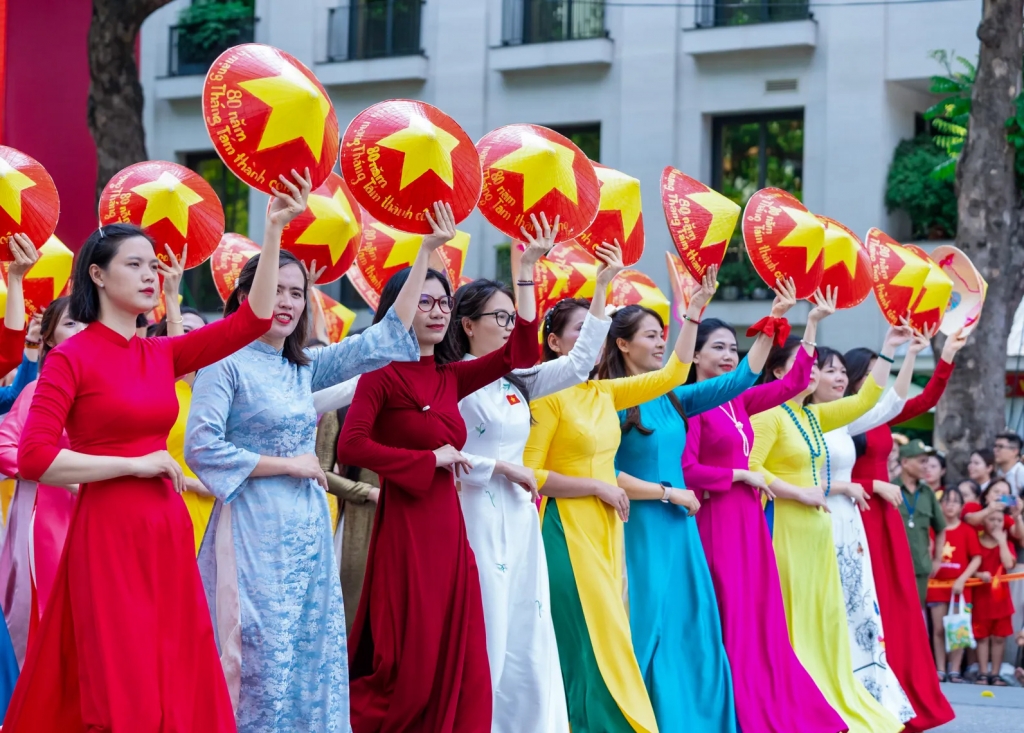 Diễu hành trong chương trình “Ngày hội vì Thủ đô bình yên”, ngày 10/8. Ảnh: Thanh Hải Diễu hành trong chương trình “Ngày hội vì Thủ đô bình yên”, ngày 10/8. Ảnh: Thanh Hải