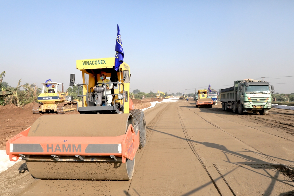 Công nhân thi công Dự án Vành đai 4 - Vùng Thủ đô. Ảnh: Thanh Hải