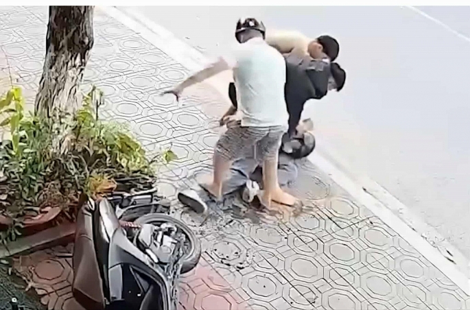 Nam thanh niên giả mua vàng rồi cướp giật bị người dân khống chế Ảnh cắt từ clip