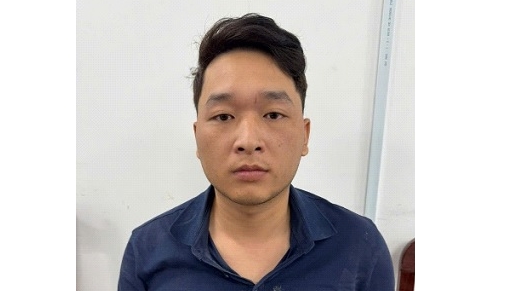 Gã thanh niên giở trò lưu manh với bạn gái mới quen trong đêm tối