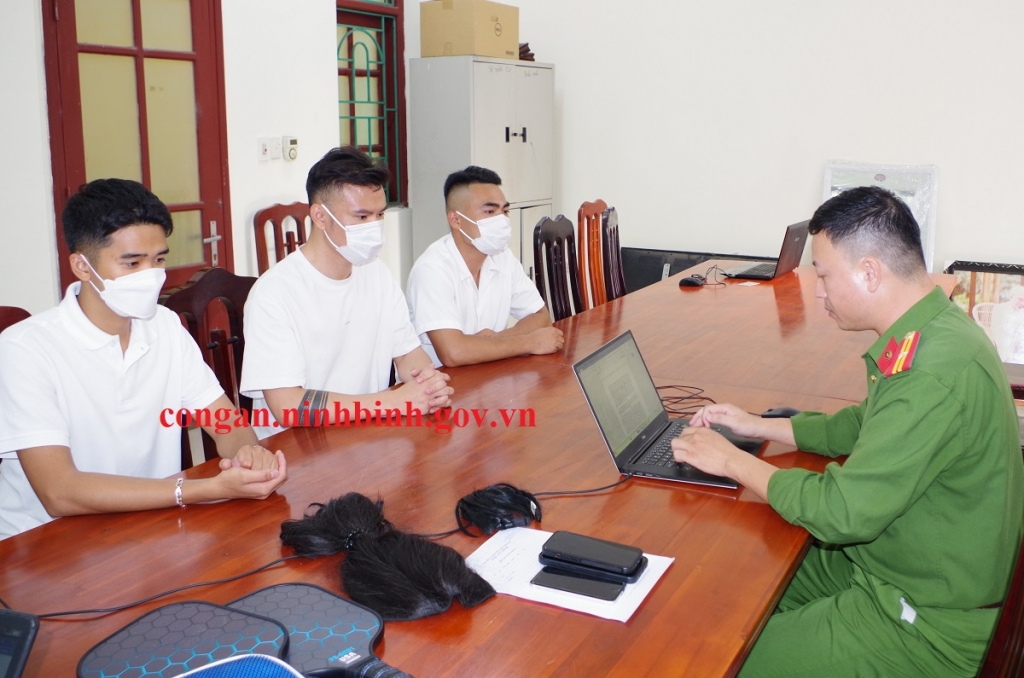 Cơ quan Công an làm việc với 3 nam thanh niên đăng tải thông tin sai sự thật trên mạng xã hội.