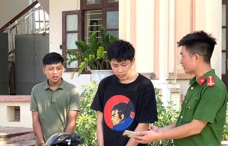 Các đối tượng Võ Trần Thanh Tùng, Võ Trần Tùng Dương tại Công an phường Vỵ Khê. Ảnh: CQCA