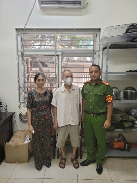 Người thân đón ông B.V.H tại trụ sở Công an phường. Ảnh: CQCA