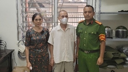 Giúp đỡ cụ ông đi lạc khi đến khám tại Bệnh viện Đại học Y Hà Nội