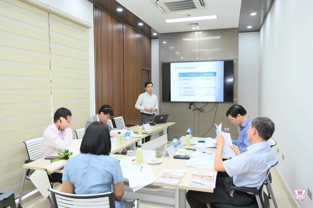 Nghiên cứu sinh trình bày kết quả nghiên cứu tại Đại học Y Hà Nội. Ảnh: Mai Thanh.