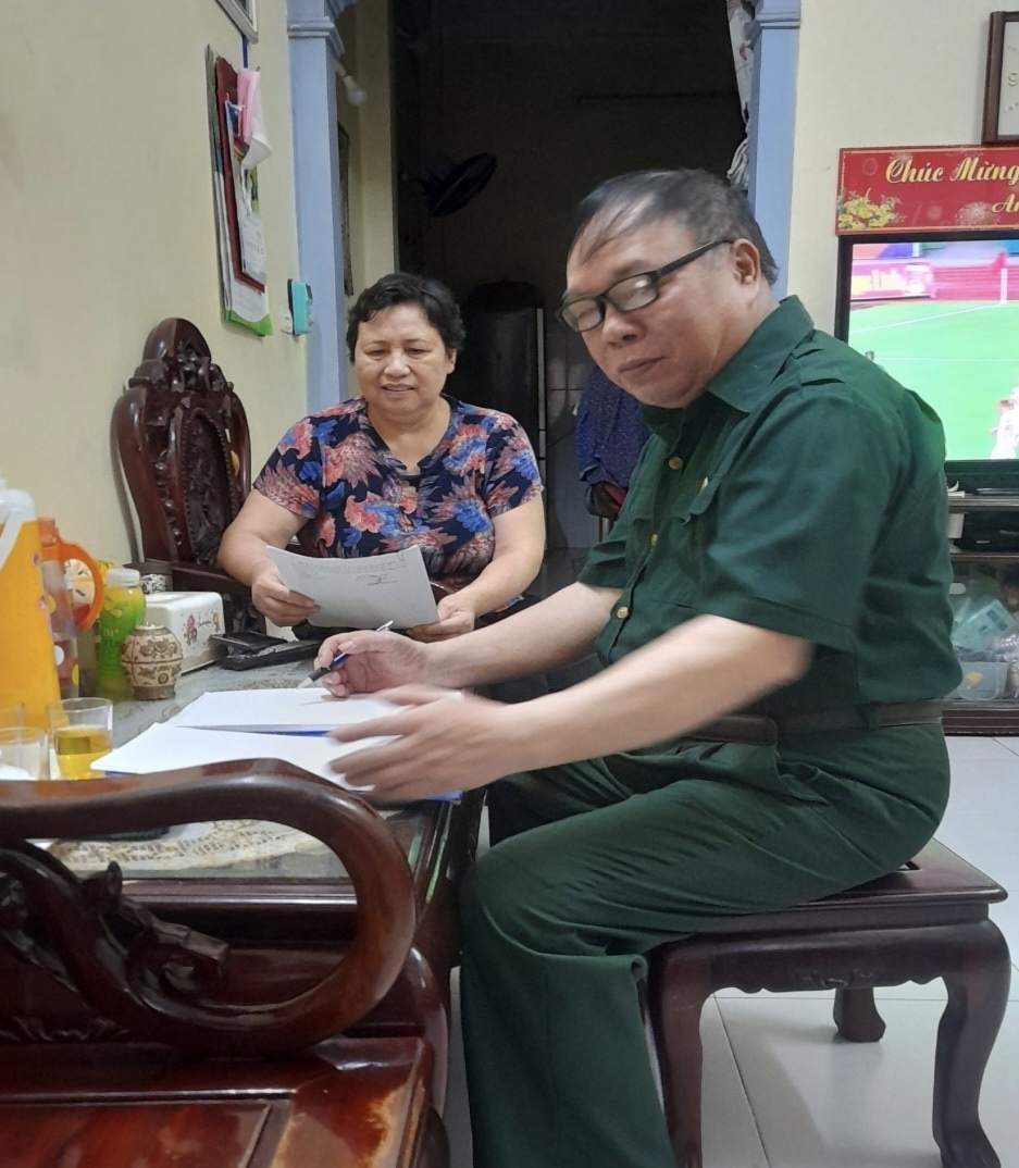 Hoà giải viên Hoàng Văn Hạnh cùng cán bộ tổ hoà giải chuẩn bị tài liệu để hoà giải vụ việc mâu thuẫn trên địa bàn. Hoà giải viên Hoàng Văn Hạnh cùng cán bộ tổ hoà giải chuẩn bị tài liệu để hoà giải vụ việc mâu thuẫn trên địa bàn.