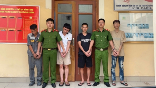 Bên trong căn phòng ngủ có 3 nam thanh niên lúc rạng sáng