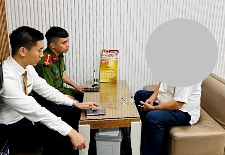 Ông L.Đ.L tại đang được cán bộ Công an xã Kẻ Sặt vận động, phổ biến về các thủ đoạn lửa đảo hiện nay