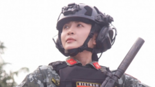 Ca sĩ Duyên Quỳnh và nhạc sĩ Nguyễn Văn Chung hợp tác trong tác phẩm tri ân lực lượng Công an Nhân dân