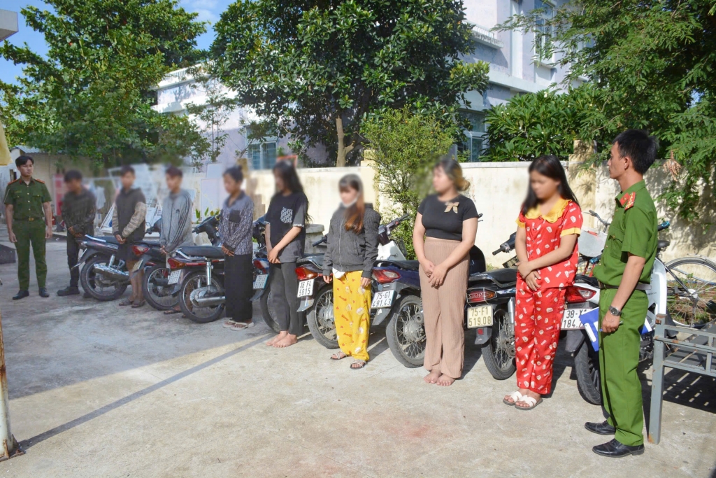 Nhóm đối tượng bị bắt giữ cùng tang vật trong vụ án. Ảnh: CQCA