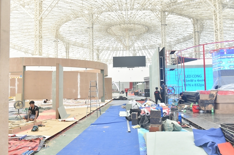 Các đơn vị khẩn trương thi công các hạng mục tại Triển lãm.