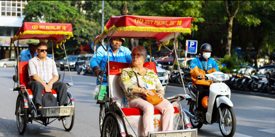 Khách du lịch quốc tế tham quan Hà Nội. Ảnh: Hoài Nam Khách du lịch quốc tế tham quan Hà Nội. Ảnh: Hoài Nam