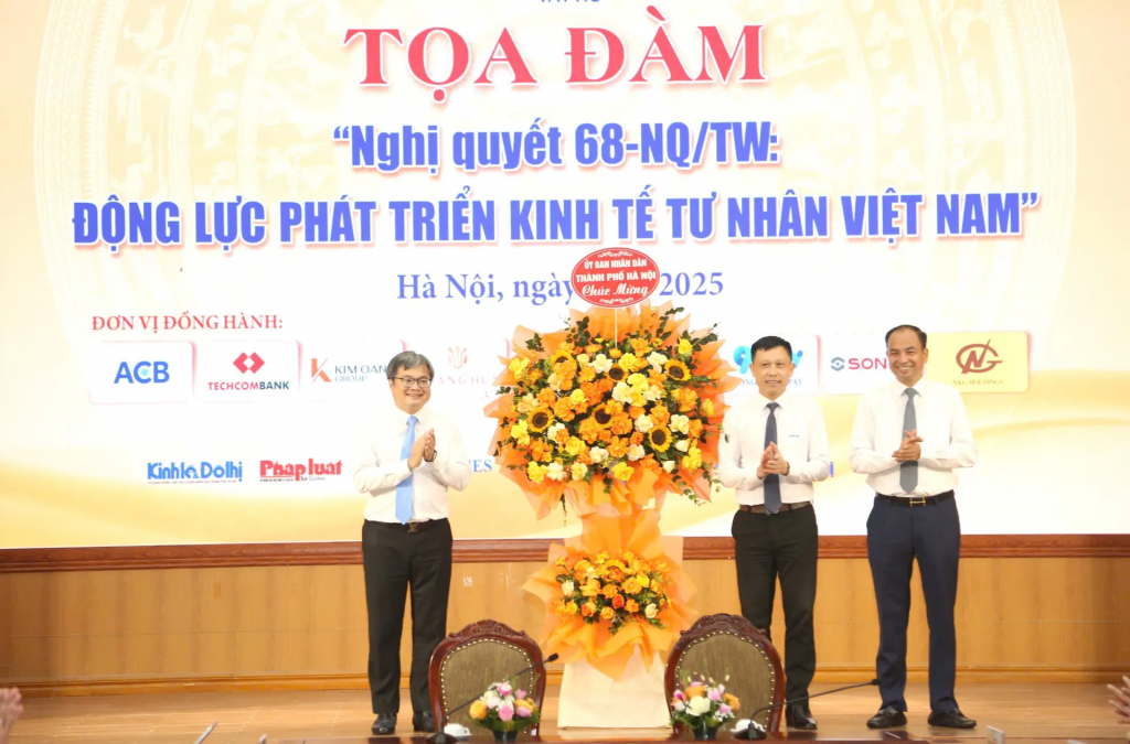Lãnh đạo TP Hà Nội tặng lẵng hoa chúc mừng Toạ đàm. Ảnh: Phạm Hùng. Lãnh đạo TP Hà Nội tặng lẵng hoa chúc mừng Toạ đàm. Ảnh: Phạm Hùng.