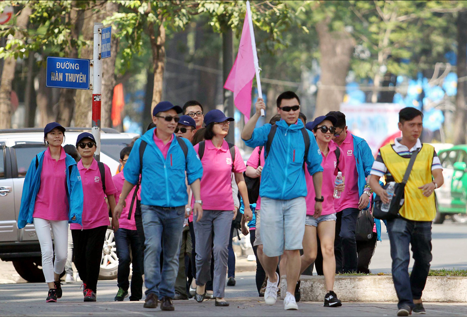 Khách du lịch tham quan Hà Nội. Ảnh: Hoài Nam Khách du lịch tham quan Hà Nội. Ảnh: Hoài Nam