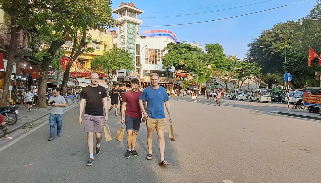 Khách du lịch quốc tế trên phố đi bộ Hoàn Kiếm. Ảnh: Hoài Nam Khách du lịch quốc tế trên phố đi bộ Hoàn Kiếm. Ảnh: Hoài Nam