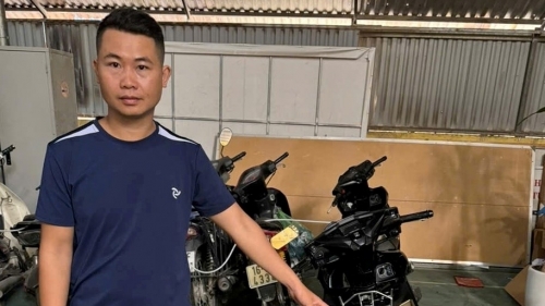 Tìm ra kẻ trộm xe máy Honda AirBlade để trên vỉa hè lúc giữa trưa