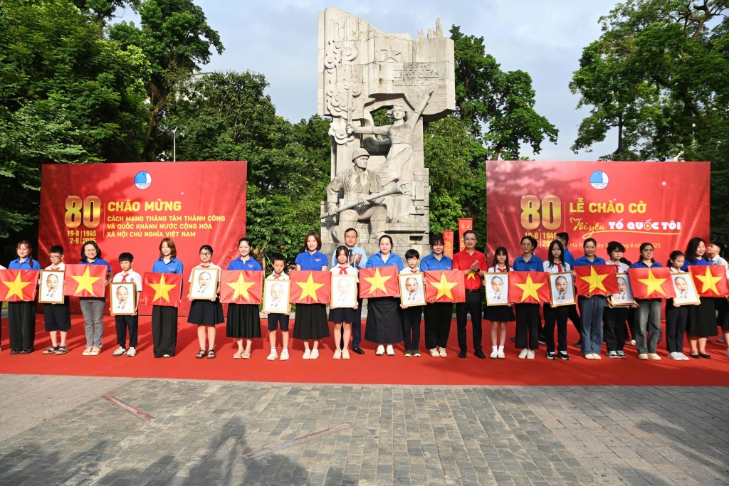 500 đoàn viên, thanh niên Hà Nội tham gia Lễ chào cờ “Tôi yêu Tổ quốc tôi”