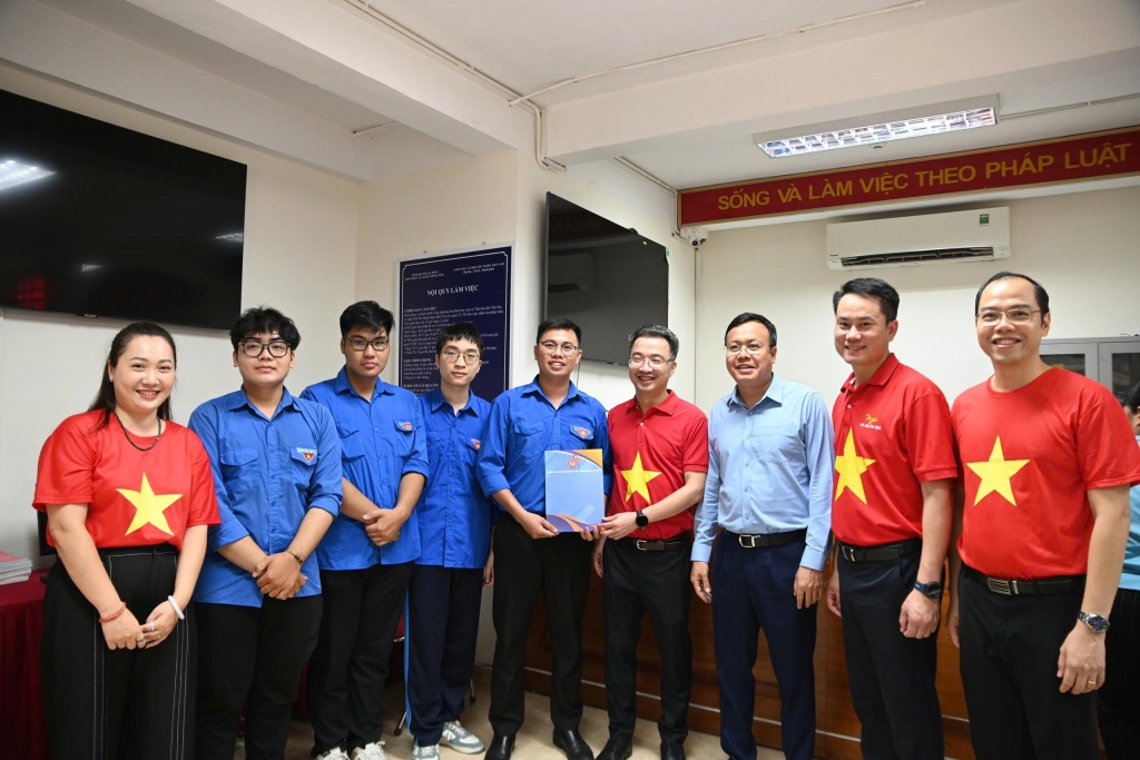 500 đoàn viên, thanh niên Hà Nội tham gia Lễ chào cờ “Tôi yêu Tổ quốc tôi”