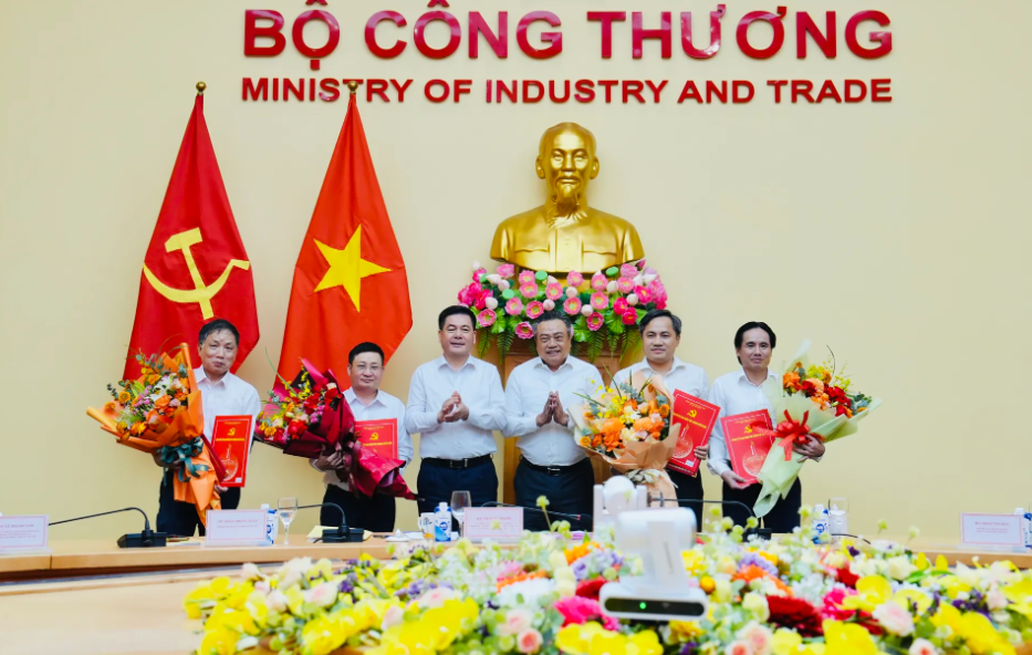 Các Ủy viên Trung ương Đảng: Bí thư Đảng ủy, Bộ trưởng Bộ Công Thương Nguyễn Hồng Diên; Phó Bí thư Thành ủy, Bí thư Đảng ủy UBND TP, Chủ tịch UBND TP Hà Nội Trần Sỹ Thanh trao các quyết định chuyển giao, tiếp nhận 4 tổ chức Đảng trực thuộc Đảng bộ UBND TP Hà Nội về trực thuộc Đảng bộ Bộ Công Thương, thuộc Đảng bộ Chính phủ, ngày 29/7/2025.
