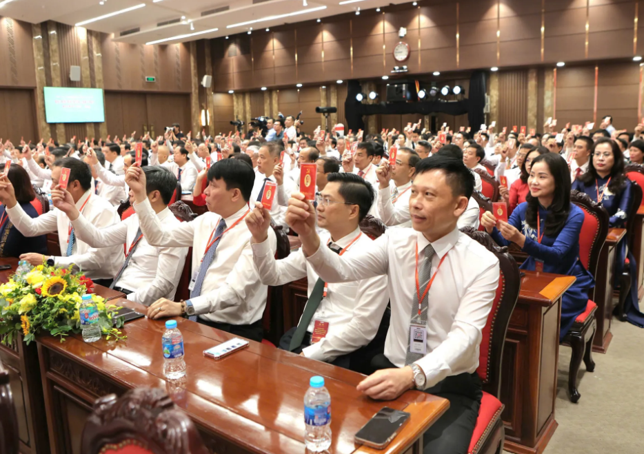 Các đại biểu biểu quyết thông qua chương trình tại Đại hội.