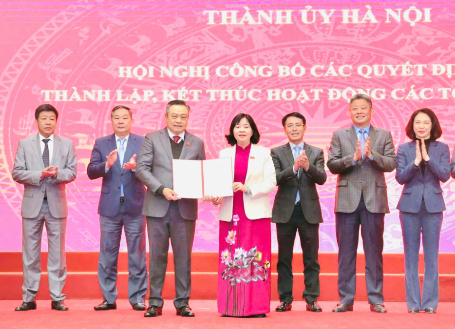 Ủy viên Bộ Chính trị, Bí thư Thành ủy Hà Nội Bùi Thị Minh Hoài trao quyết định thành lập Đảng bộ UBND TP Hà Nội, ngày 12/2/2025. Ảnh: Thanh Hải