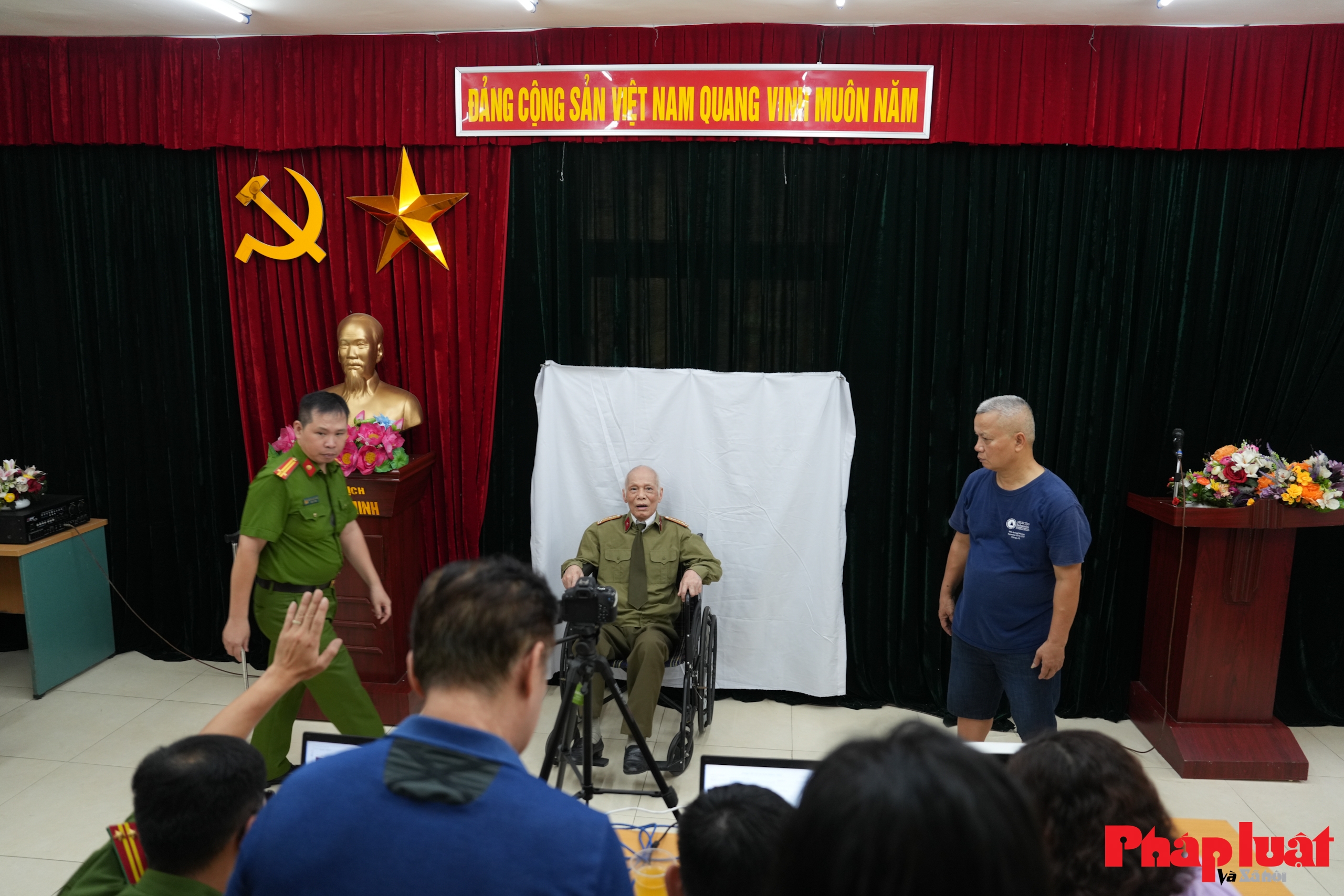 Phường Hoàn Kiếm “vượt nắng – thắng mưa” hoàn thành tiến độ cấp đổi thẻ đảng viên