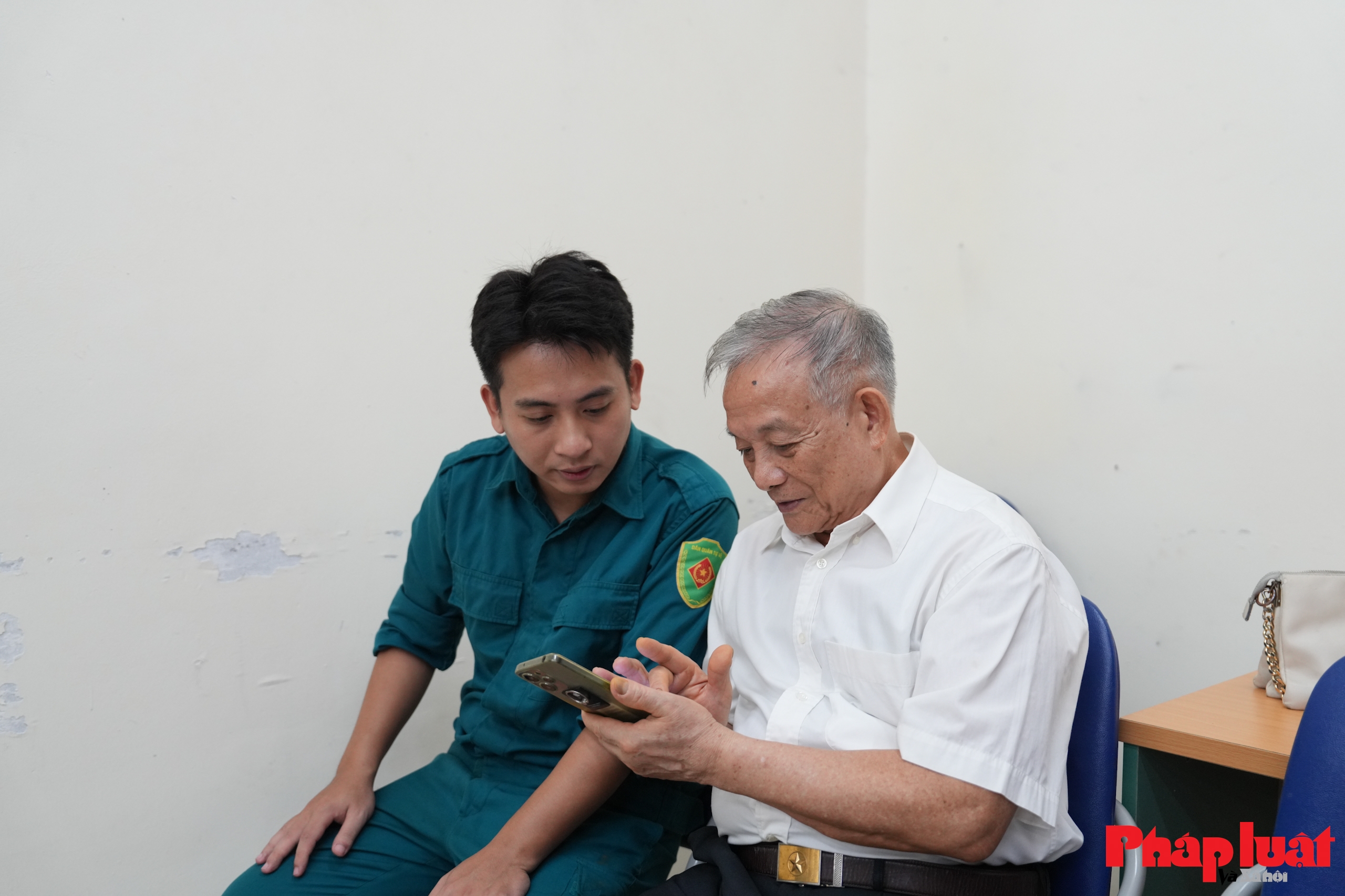 Phường Hoàn Kiếm “vượt nắng – thắng mưa” hoàn thành tiến độ cấp đổi thẻ đảng viên